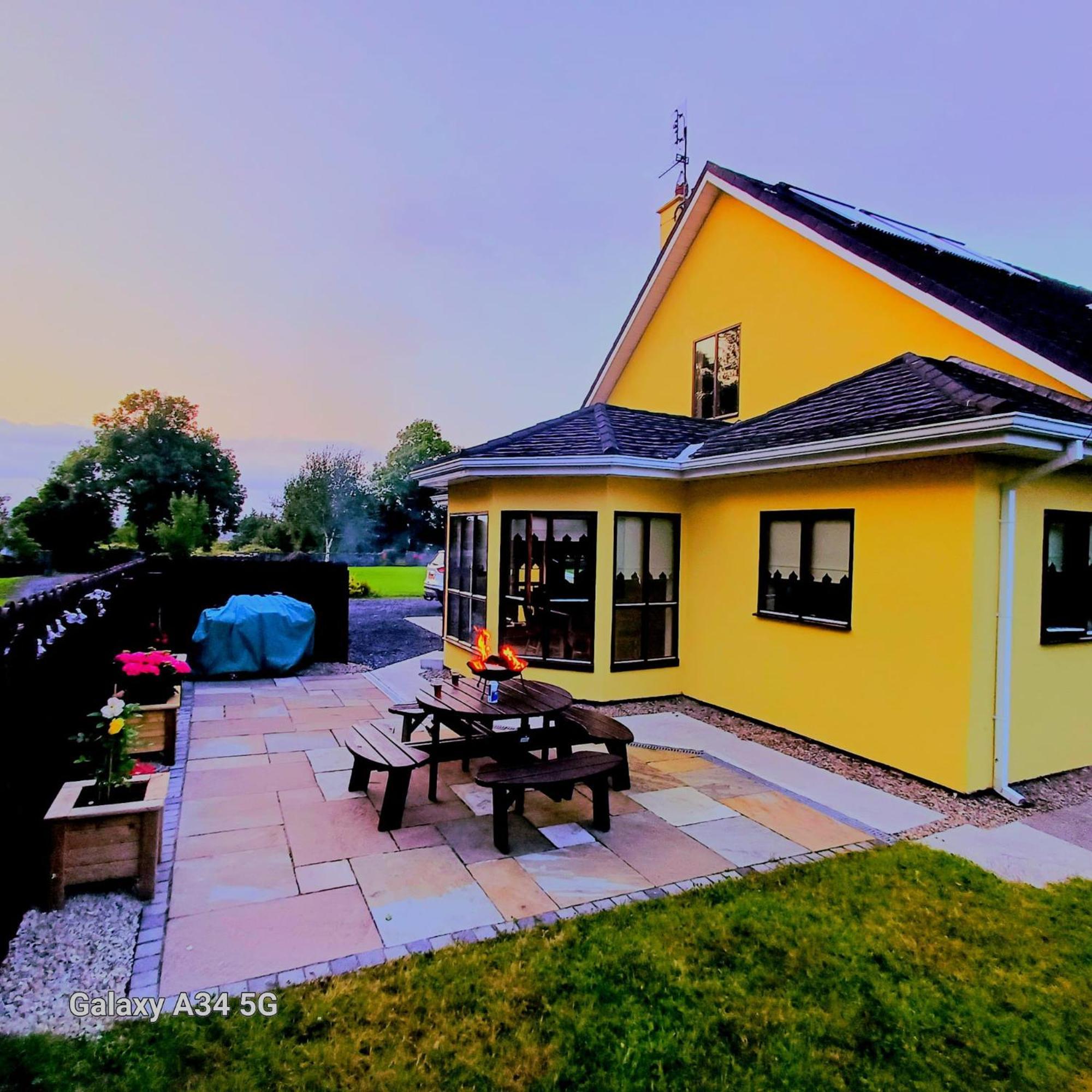 Yellow House Westport Esterno foto